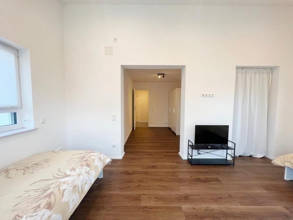 Bed, TV and multimedia, Bedroom