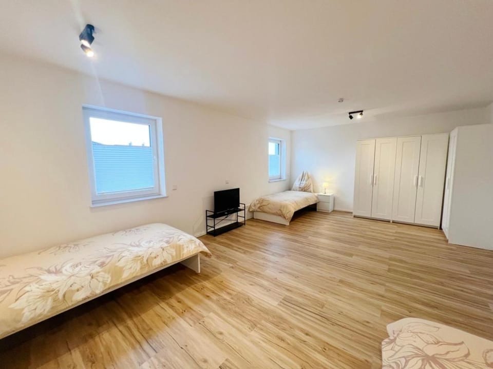 Bed, TV and multimedia, Bedroom