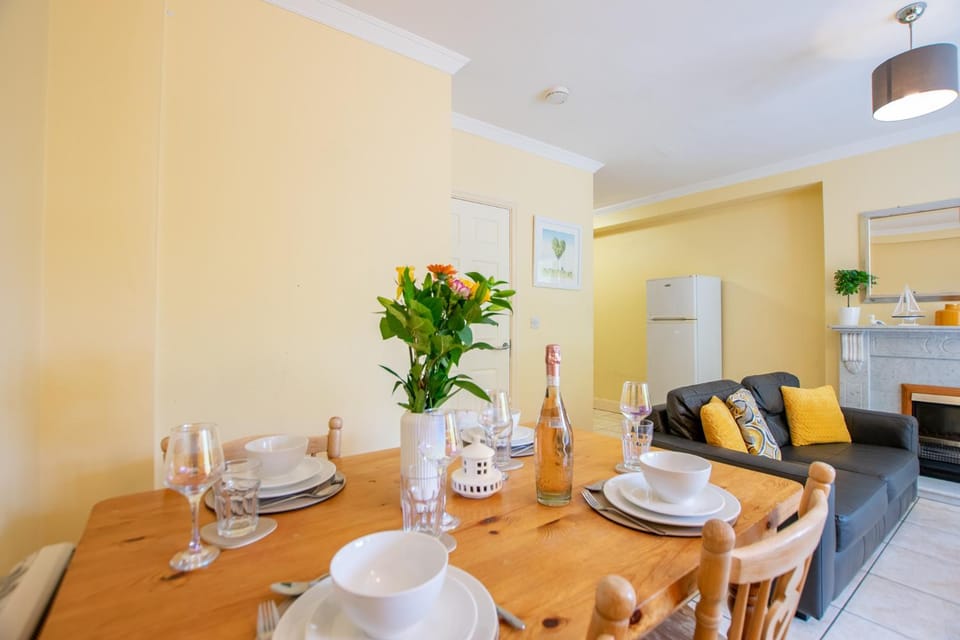 Kitchen or kitchenette, Seating area, Dining area