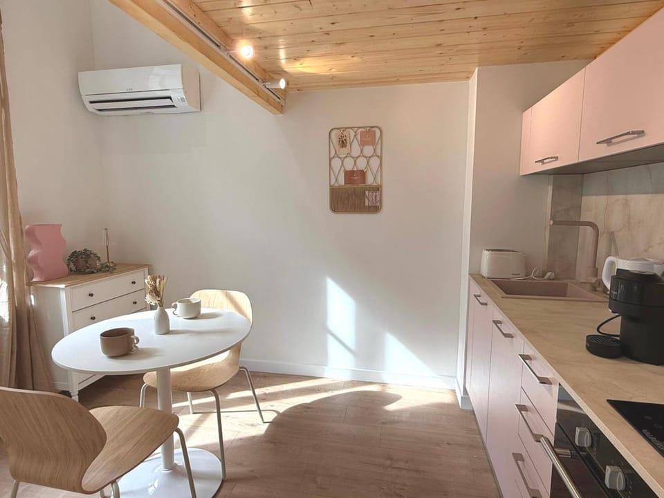 Coffee/tea facilities, Kitchen or kitchenette, Dining area, heating, internet, microwave, oven, stove, toaster, air conditioner