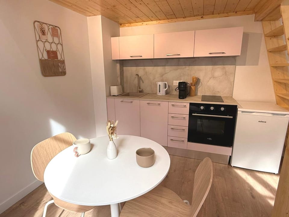 Coffee/tea facilities, Kitchen or kitchenette, Dining area, internet, oven, stove, toaster, air conditioner