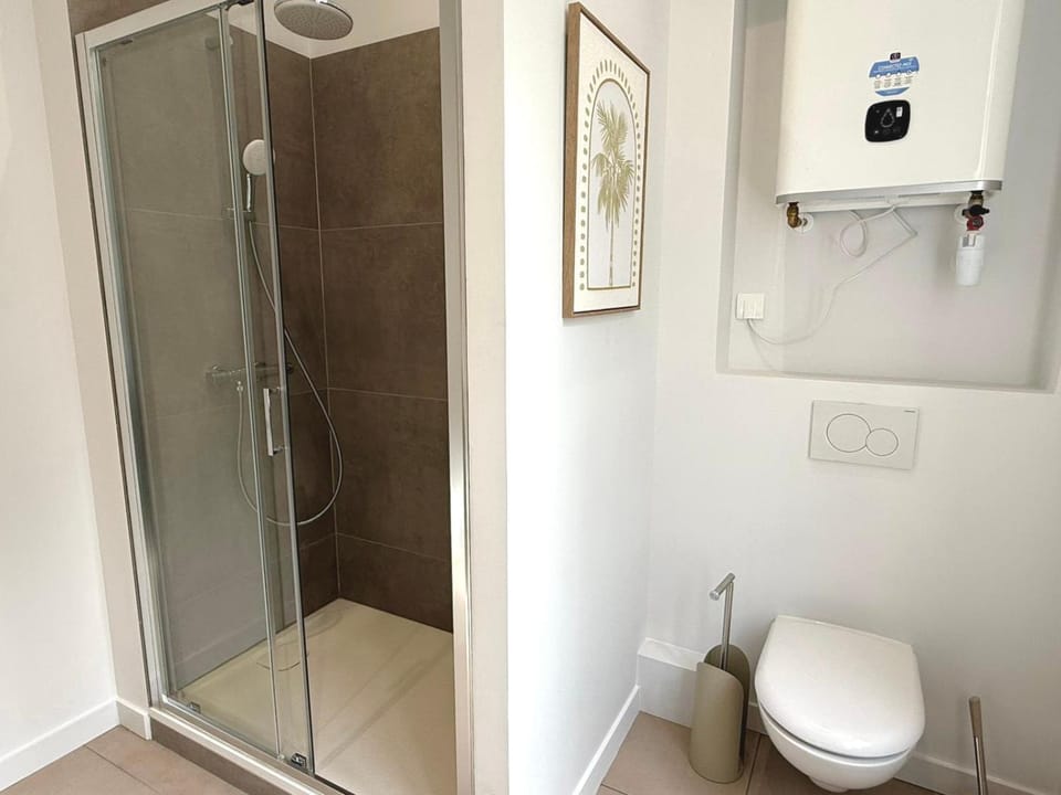 Shower, Toilet, Bathroom, heating, internet, towels, washing machine