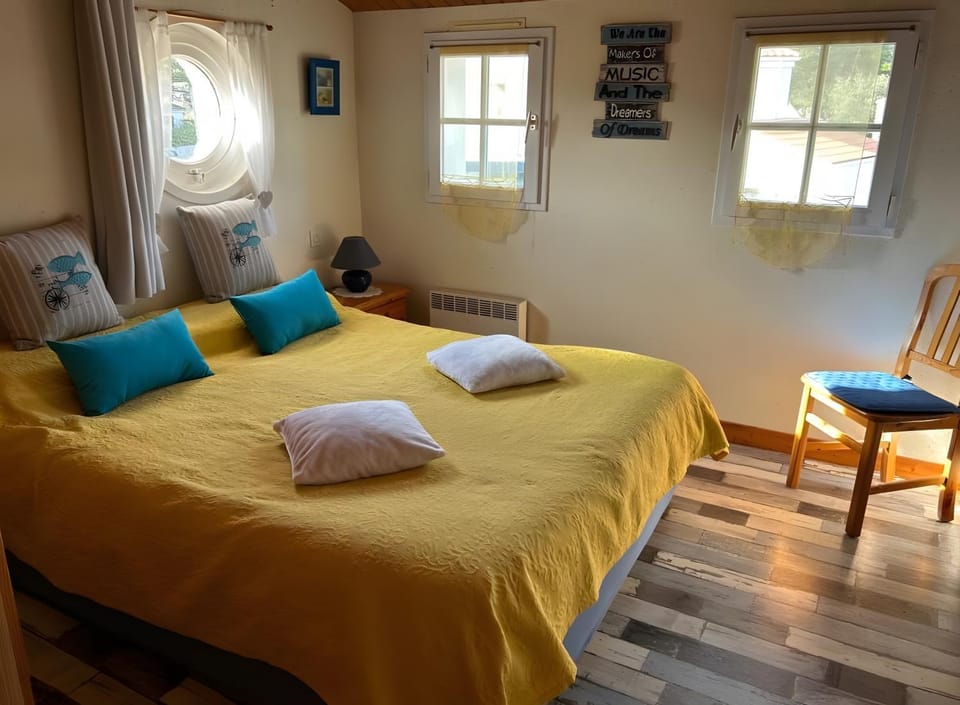 Property building, Living room, Bedroom