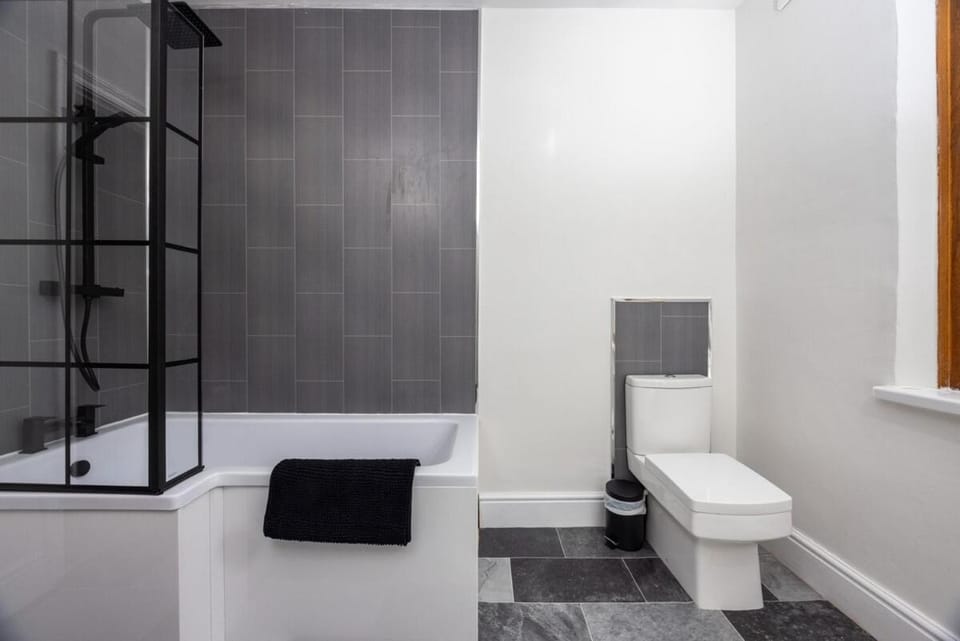 Shower, Toilet, Bathroom, Bath