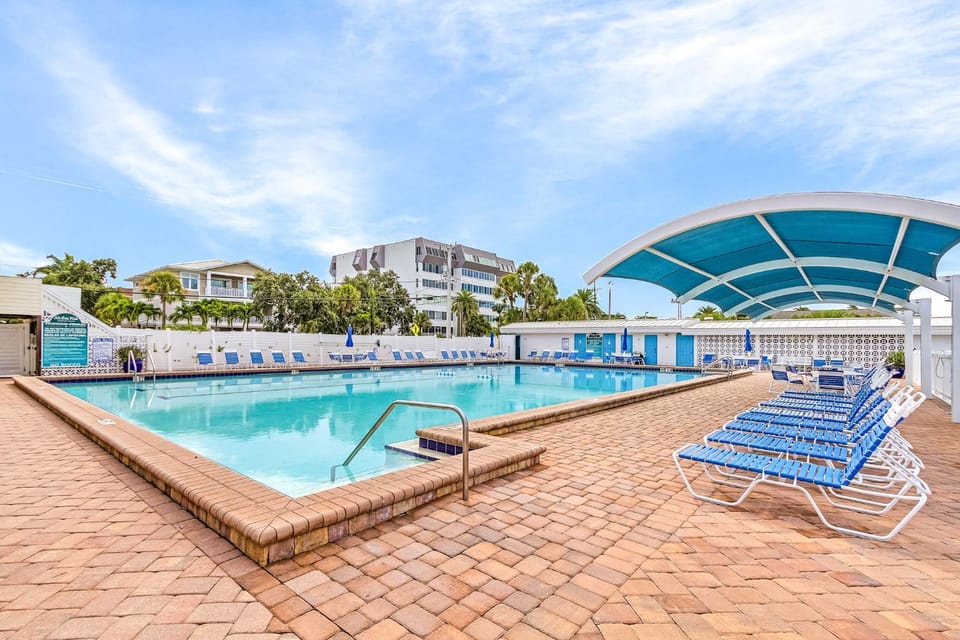 Plunge into Joy & Sun at Siesta Key Coastal Gem - Aloha Kai #60 House in Siesta Beach