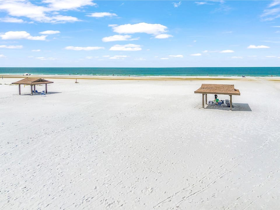 Plunge into Joy & Sun at Siesta Key Coastal Gem - Aloha Kai #60 House in Siesta Beach
