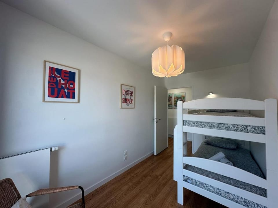 Bedroom, bunk bed
