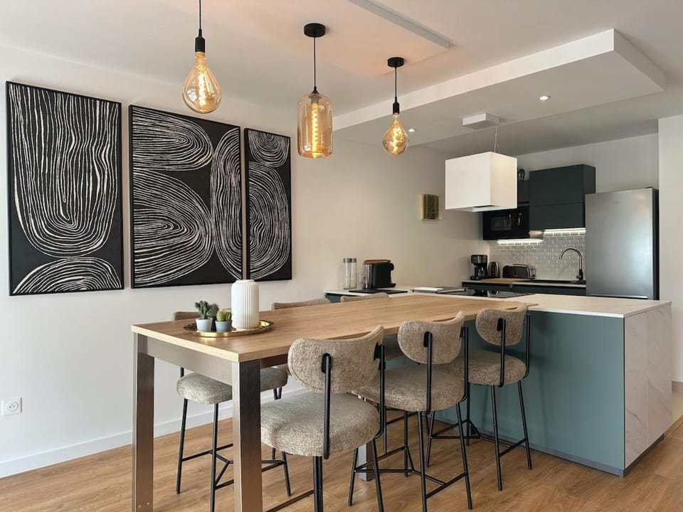 Kitchen or kitchenette, Dining area