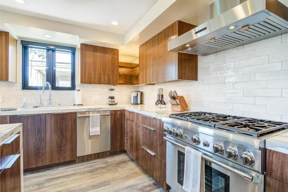 Modern Remodel By The Bay & Beach- 209 9th home House in Balboa Peninsula