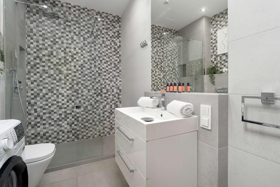 Shower, Toilet, Bathroom, towels