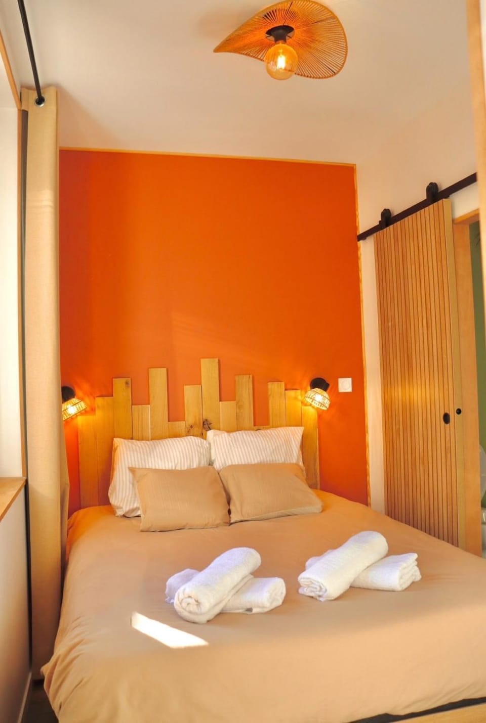 Bed, Bedroom, towels