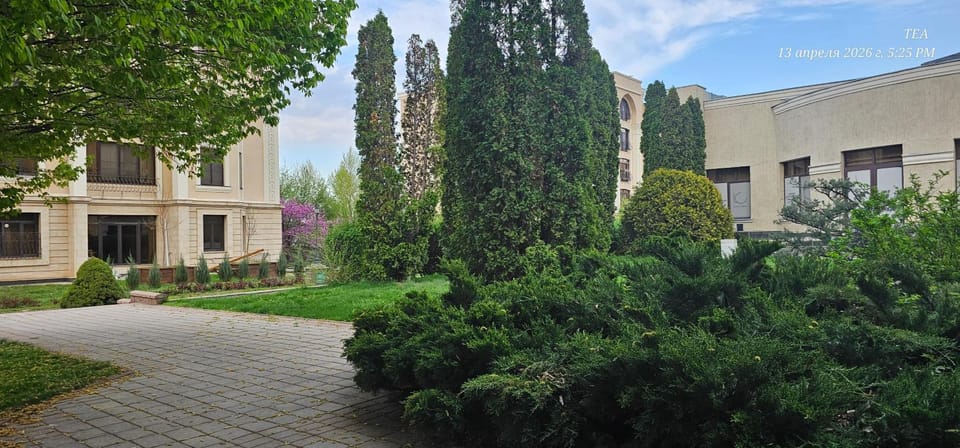 Property building, Day, Natural landscape, Garden, Garden view