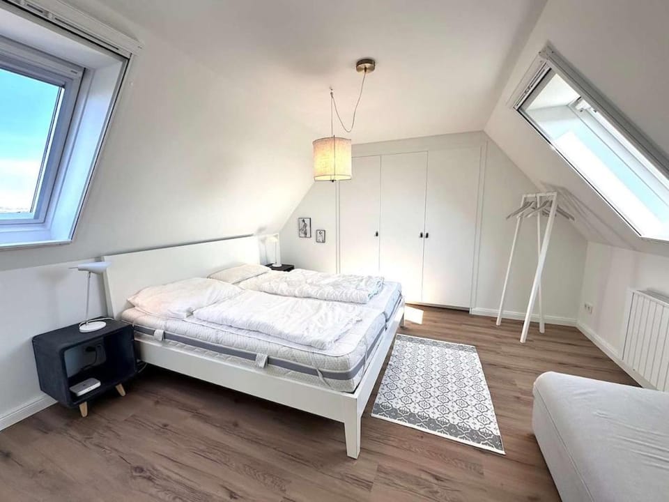 Sky & Sand Homes Weitblick I Helle Galeriewohnung mit atemberaubendem Meerblick, erste Strandlage, Skandi-Design, sonniger Balkon Apartment in Sankt Peter-Ording