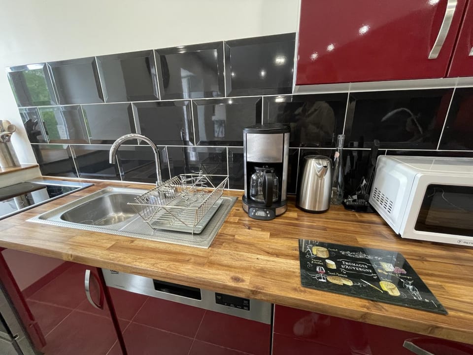 Coffee/tea facilities, dishwasher, stove