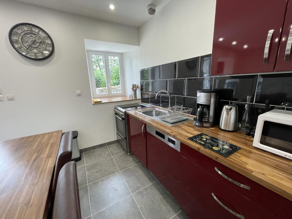 Coffee/tea facilities, Kitchen or kitchenette, stove