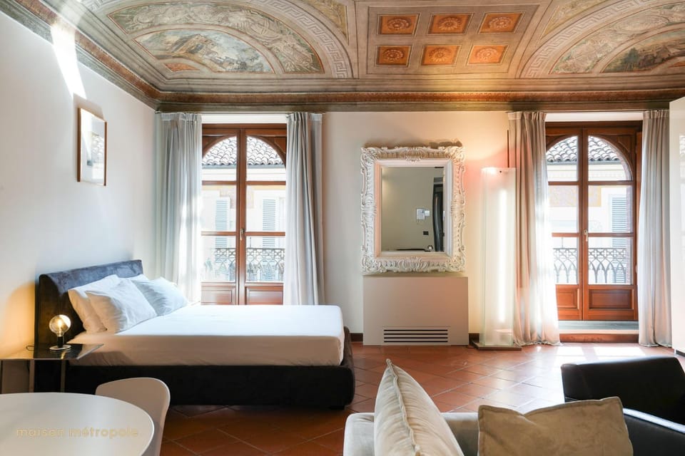 Bed, Living room, Photo of the whole room, Seating area, Bedroom, wardrobe, air conditioner