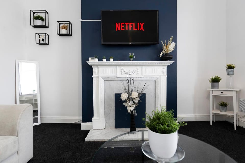 Communal lounge/ TV room, TV and multimedia, Living room, Seating area, Evening entertainment