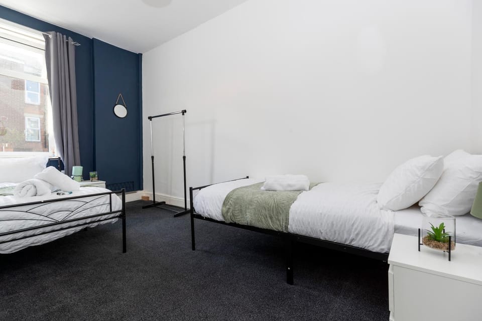Bed, Photo of the whole room, Bedroom, towels, washing machine