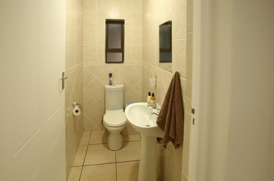 Toilet, towels