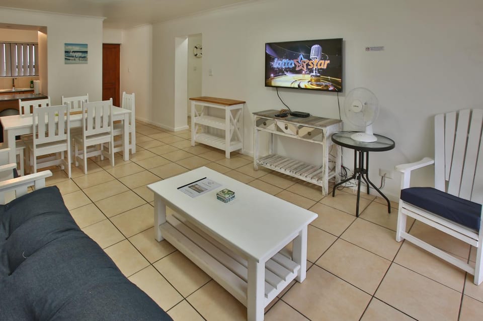 TV and multimedia, Kitchen or kitchenette, Living room, Seating area, Dining area