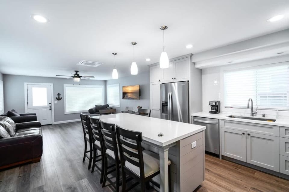 Remodeled 4 bdrm Duplex on Balboa Island- 129 home House in Balboa Island