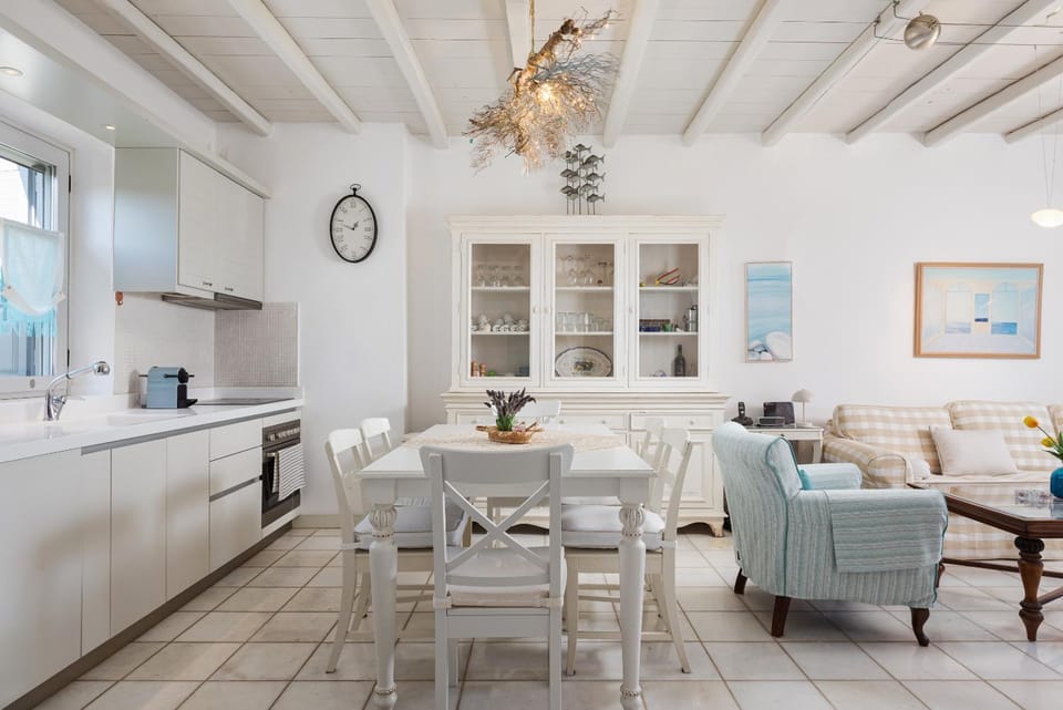 Kitchen or kitchenette, Living room, Seating area, stove