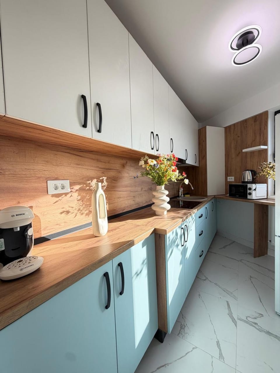 Coffee/tea facilities, microwave, kitchen