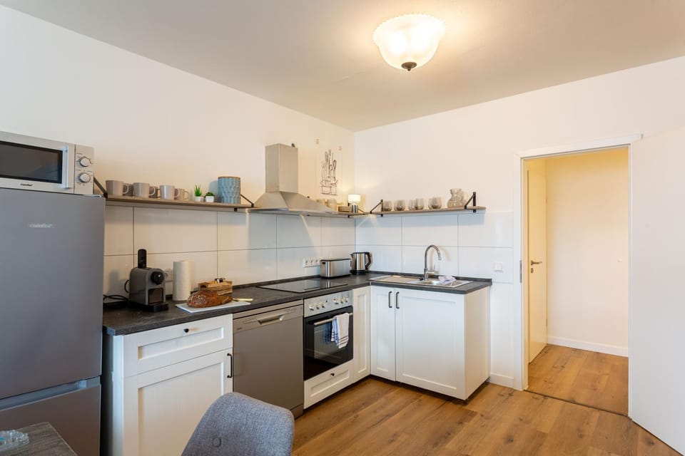 Coffee/tea facilities, Kitchen or kitchenette, Dining area, dishwasher, oven, stove, toaster