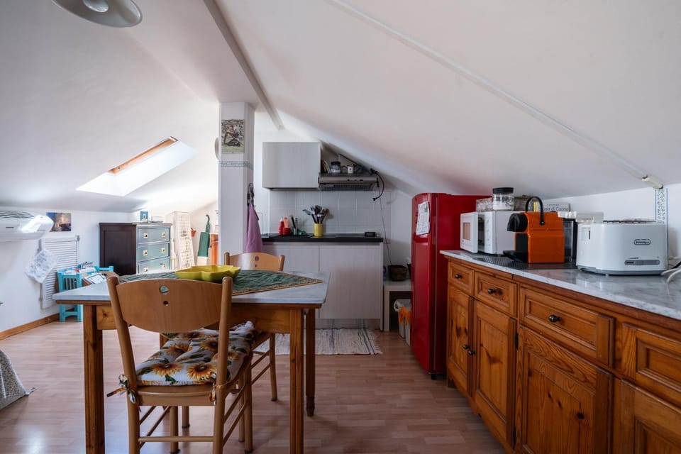 Coffee/tea facilities, Kitchen or kitchenette, Dining area, oven, stove, toaster