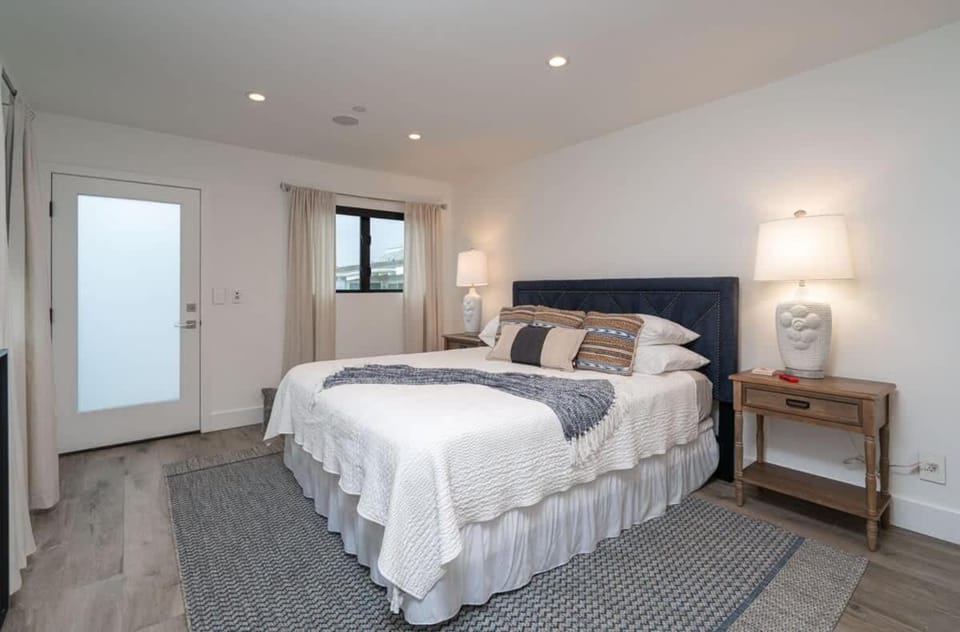 Modern Living, Steps to Beach Bay- 417 Harding home House in Balboa Peninsula