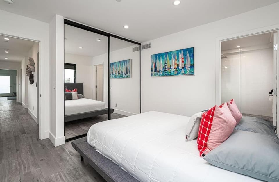 Modern Living, Steps to Beach Bay- 417 Harding home House in Balboa Peninsula