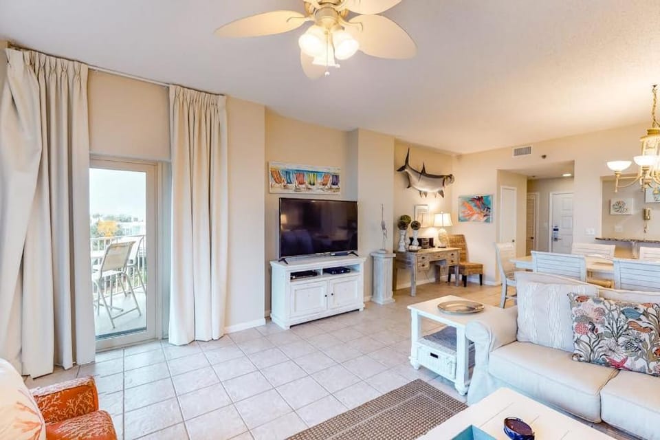 Bright Waterfront Condo with Hot Tub and Pool House in Miramar Beach