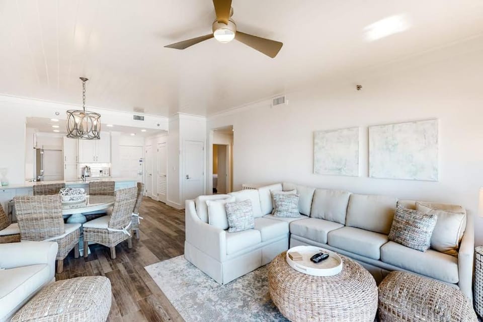 Bright Waterfront Condo with Pool and Hot Tub House in Miramar Beach
