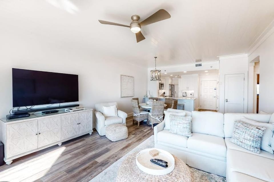 Bright Waterfront Condo with Pool and Hot Tub House in Miramar Beach