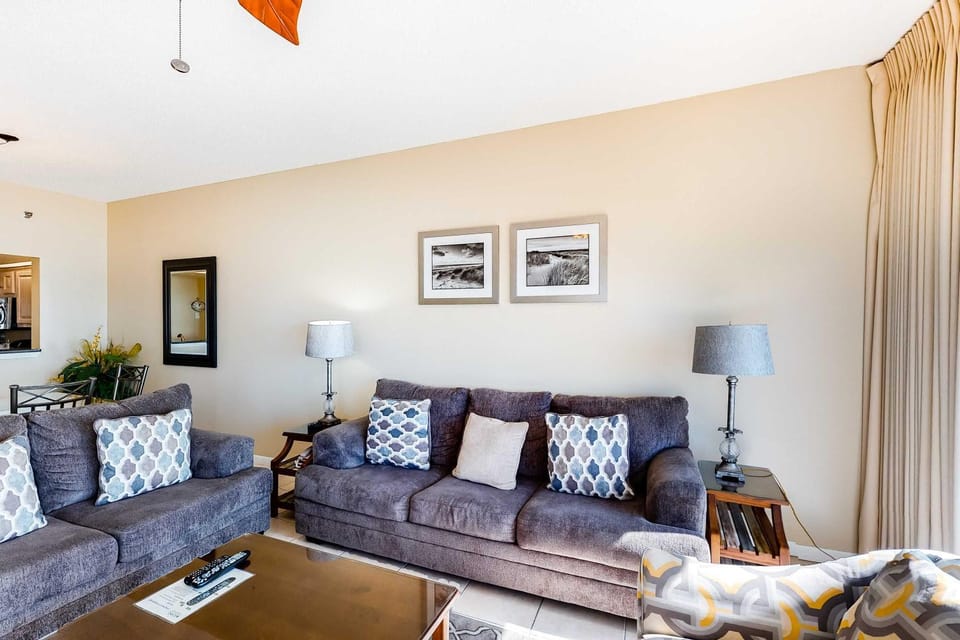 Beachfront Condo with Balcony Pool and Gym Apartment in Miramar Beach