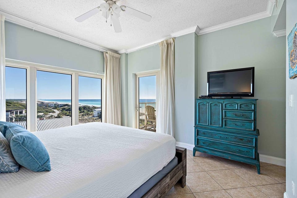 Oceanfront Condo with Private Balcony Resort Pool & Hot Tub Apartment in Miramar Beach