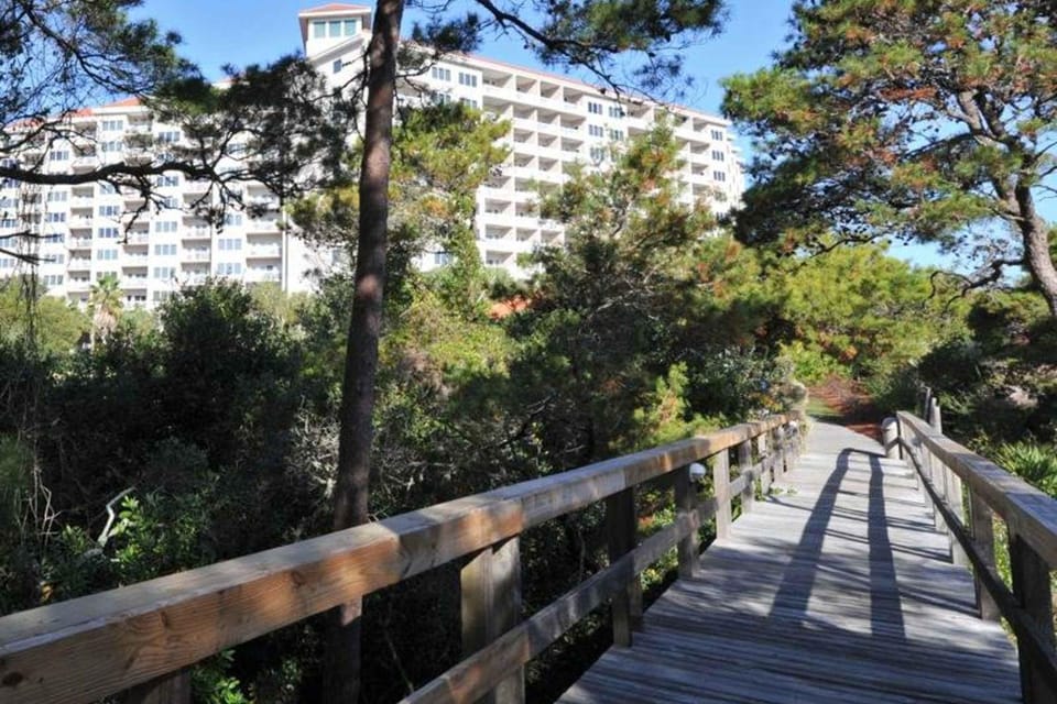 Beachfront Condo with Balcony Pool and Hot Tub Apartment in Miramar Beach