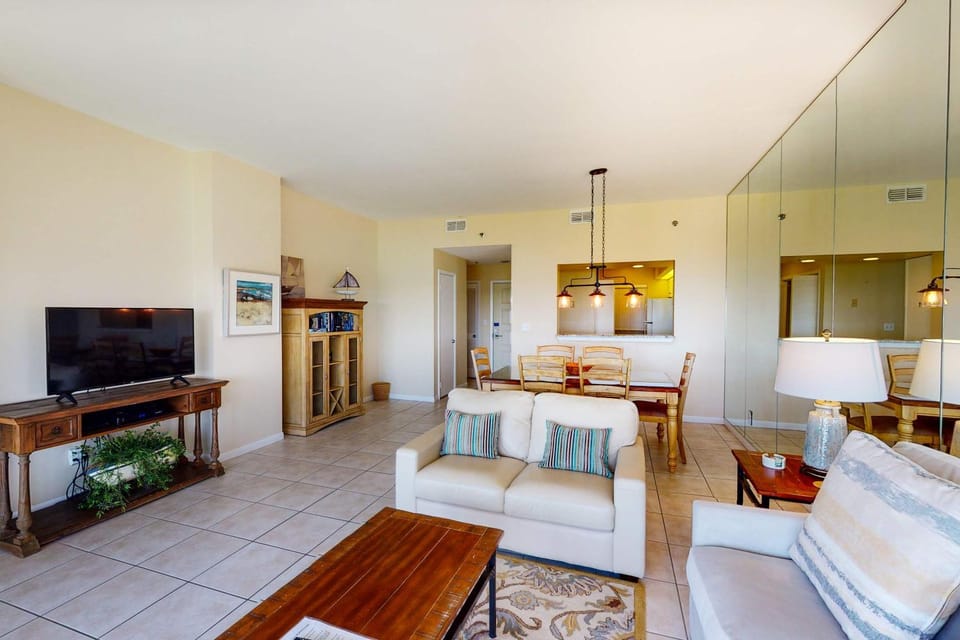 Beachfront Condo with Balcony Pool and Hot Tub Apartment in Miramar Beach