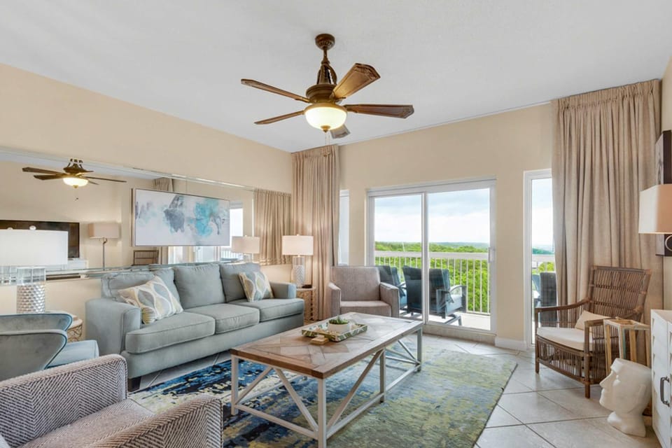 Gulf View Resort Condo with Balcony Pools and Hot Tub Apartment in Miramar Beach