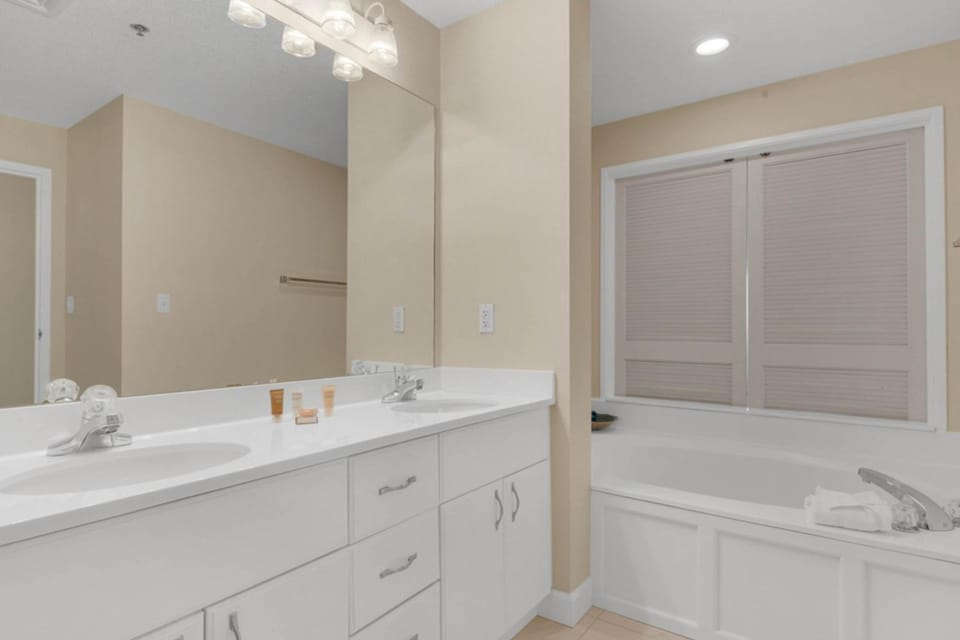Gulf View Resort Condo with Balcony Pools and Hot Tub Apartment in Miramar Beach