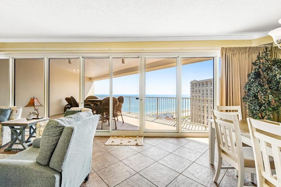 Relaxing Waterfront Condo with Pools & Gym Access House in Miramar Beach