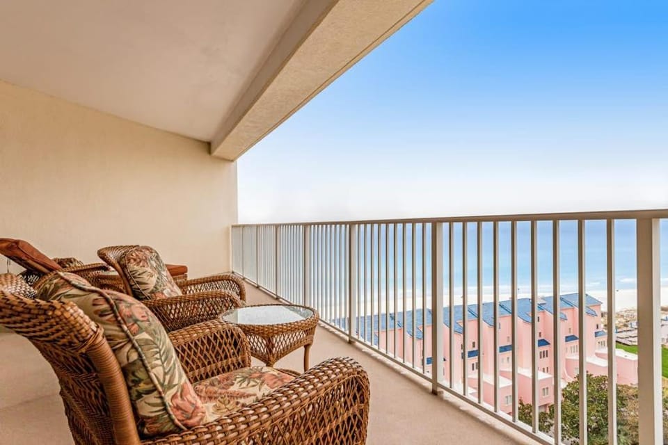 Relaxing Waterfront Condo with Pools & Gym Access House in Miramar Beach