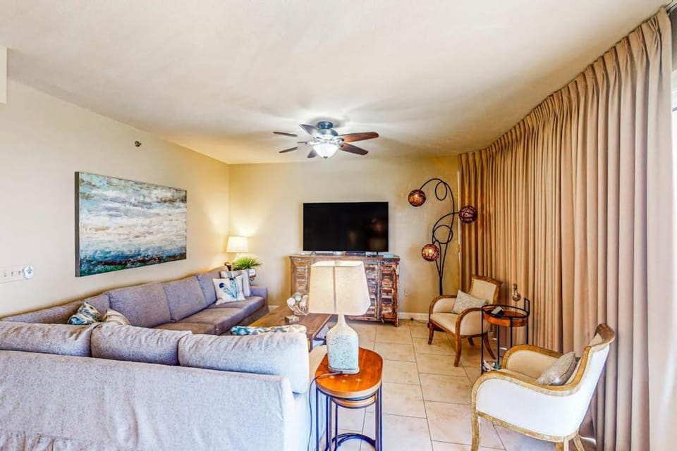 Stylish Beachfront Hideaway with Hot Tub and Pools House in Miramar Beach