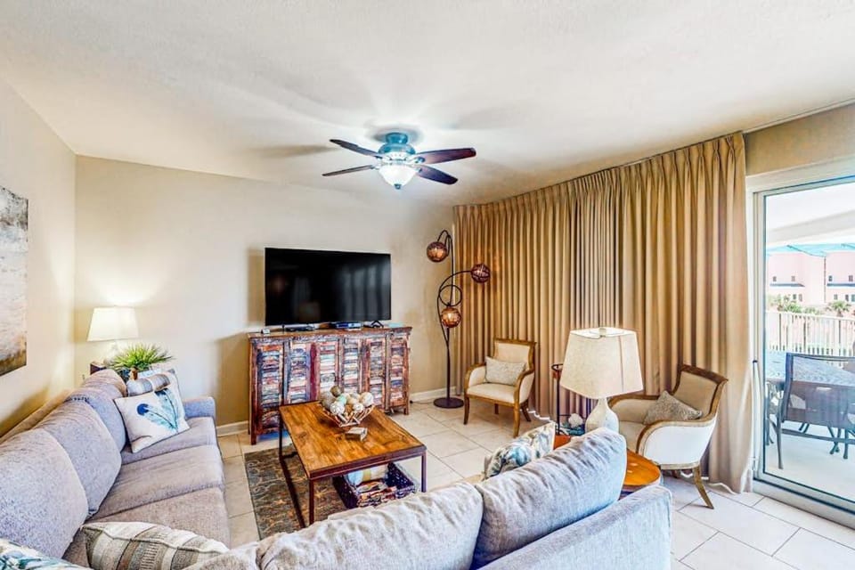 Stylish Beachfront Hideaway with Hot Tub and Pools House in Miramar Beach
