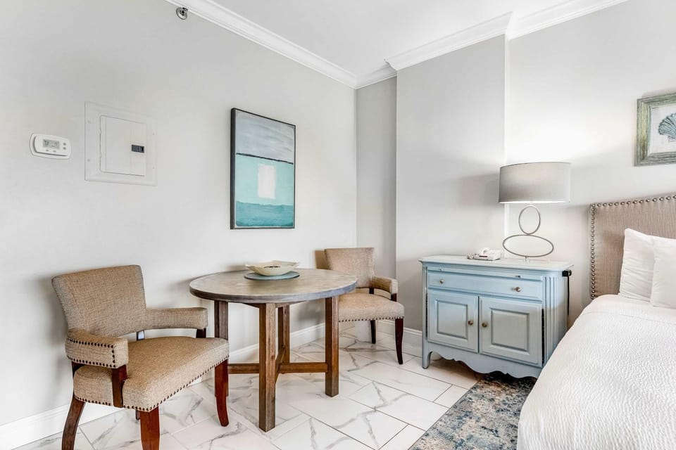 Cozy Beachside Studio with Pool Hot Tub & Tennis Access Inn in Miramar Beach