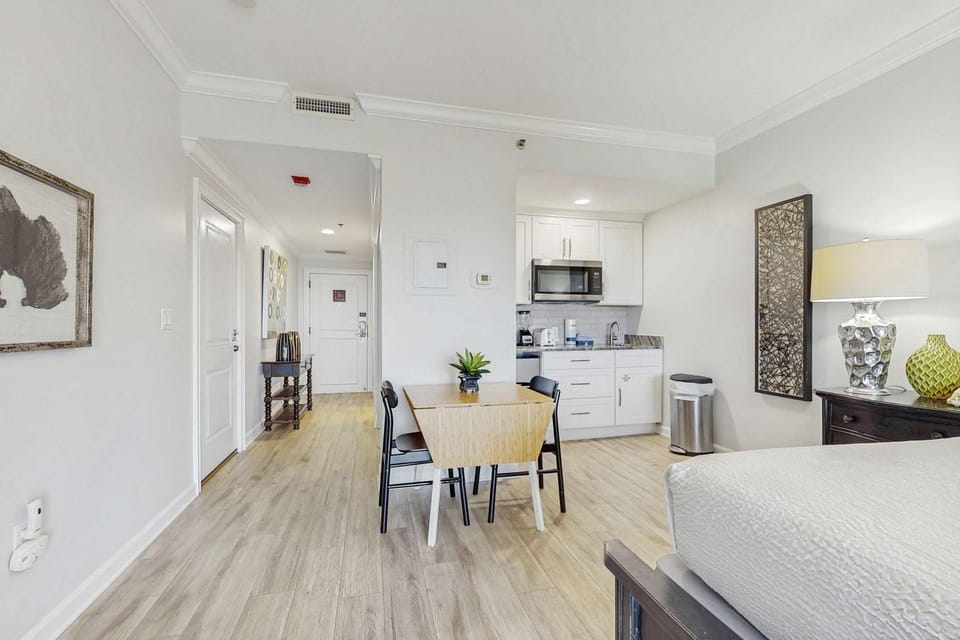 Studio with Balcony Pool Hot Tub and Tennis Inn in Miramar Beach