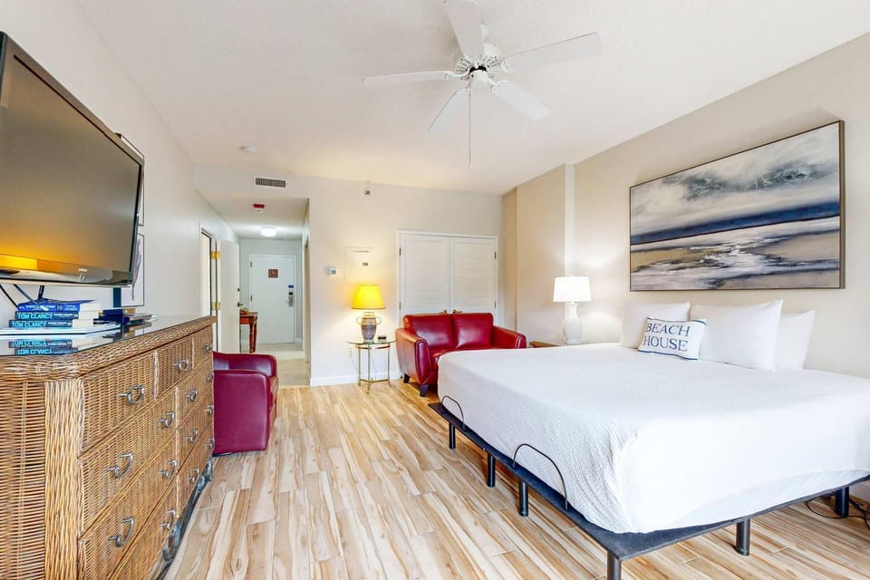 Studio with Pool Views Hot Tub and Tennis Apartment in Miramar Beach
