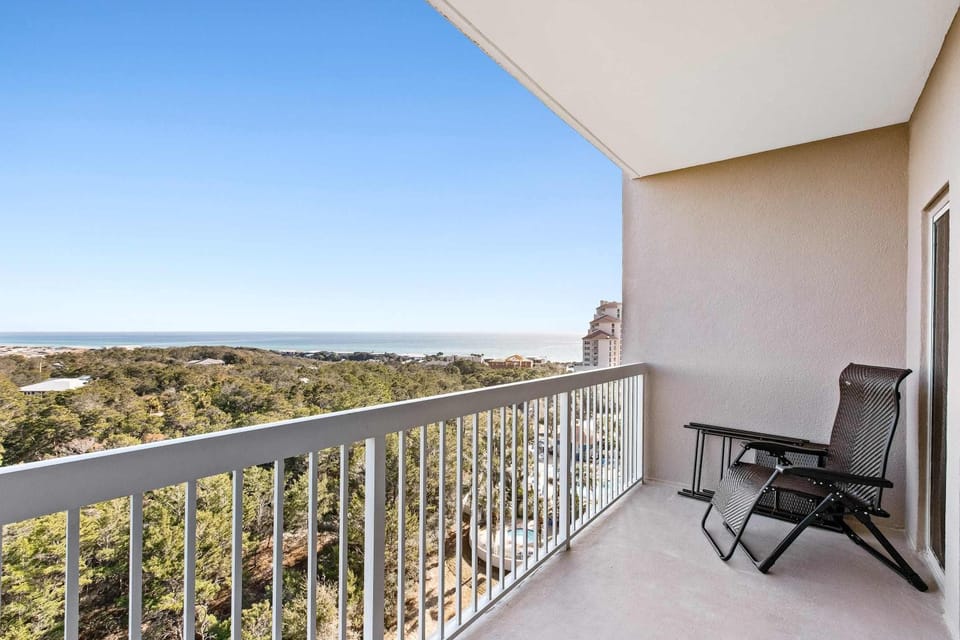 8th-Floor Ocean View 2BR with Pools and Gym Apartment in Miramar Beach
