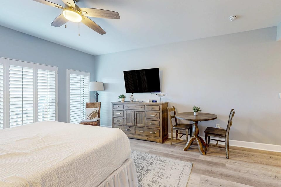 4th-Floor Condo with Shared Pool and WiFi Inn in Miramar Beach
