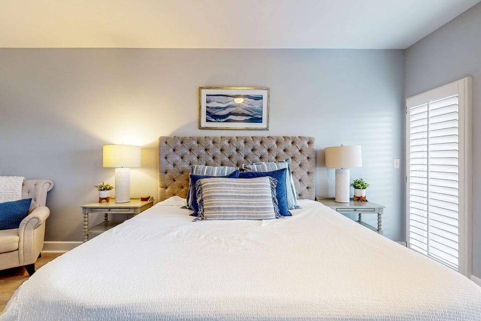 4th-Floor Condo with Shared Pool and WiFi Inn in Miramar Beach